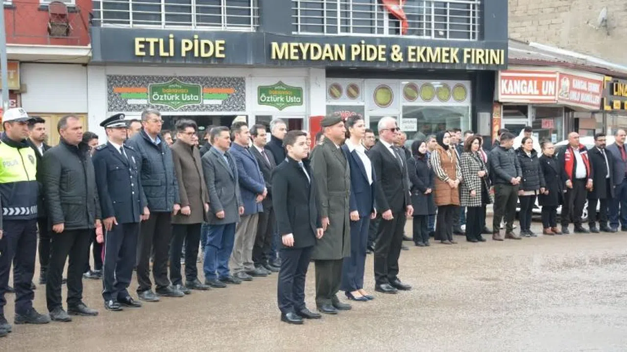 Kangal’da Zafer Coşkusu… Çelenk Sunup, Şehitlerimize Dua Ettiler 