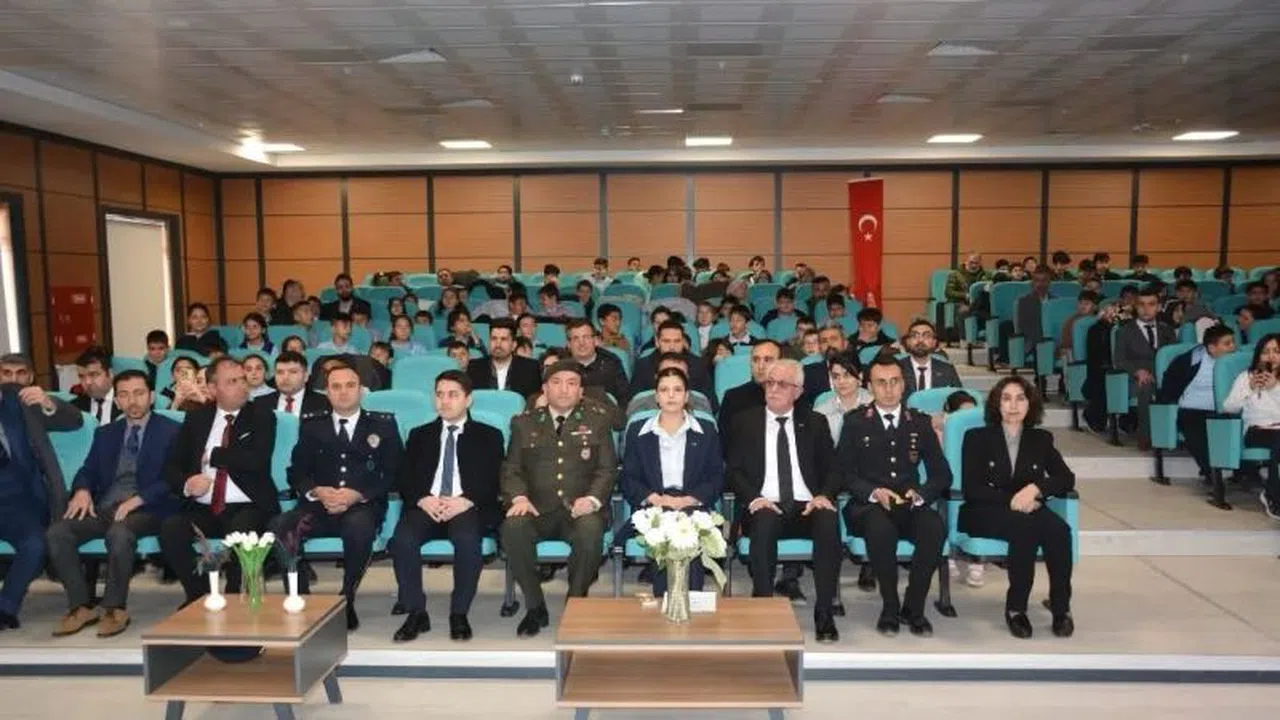 Çanakkale Zaferi'nin 110. Yılında Kangal'dan Anlamlı Tören: Öğrencilerden Duygulandıran Gösteri