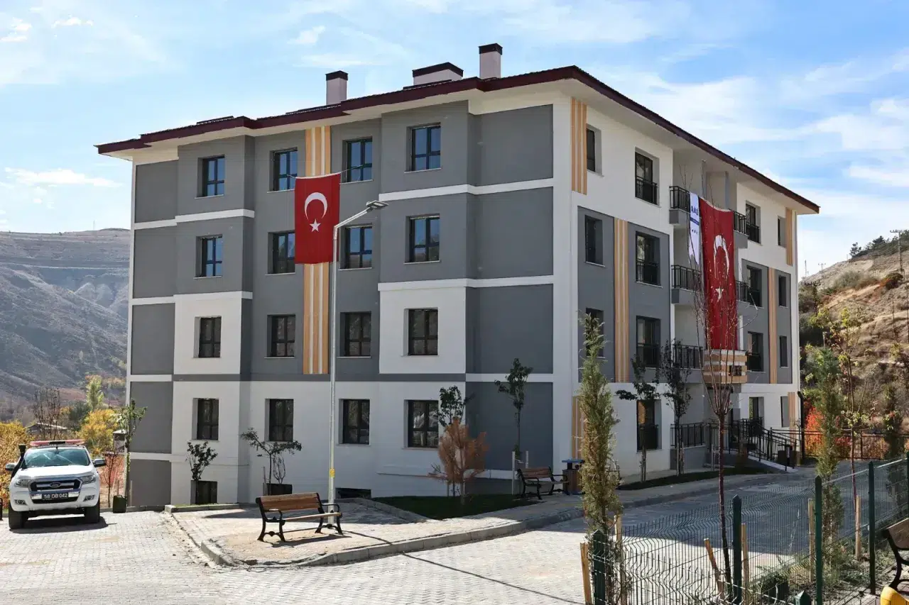 Sivas'ta Deprem Konutları Hak Sahiplerine Teslim Edildi