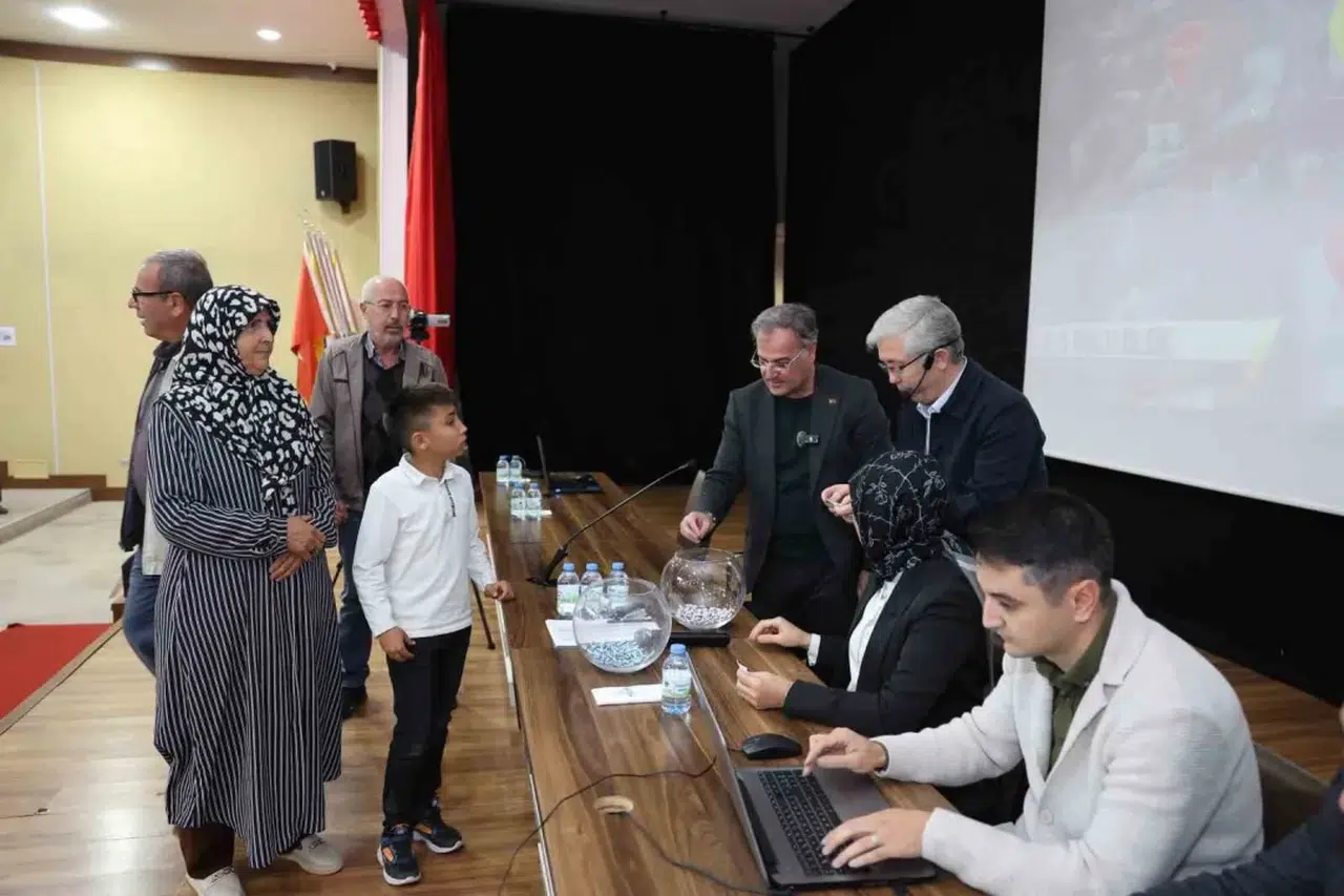Hacılar’da Kentsel Dönüşüm Hız Kesmiyor: 3. Etap Konutları İçin Kura Heyecanı Yaşandı