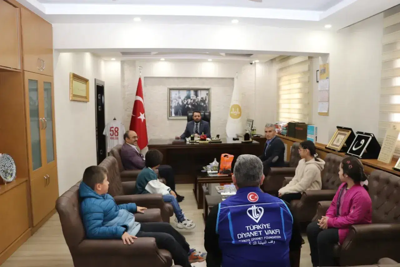 Sivas’ta Öğrencilerden Filistin İçin 75 Bin Lira