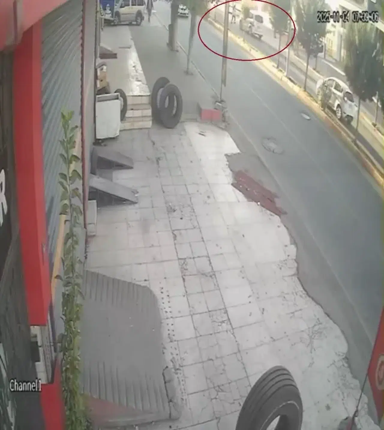 Yolun Karşısına Geçmek İsteyen Gence Araç Çarptı