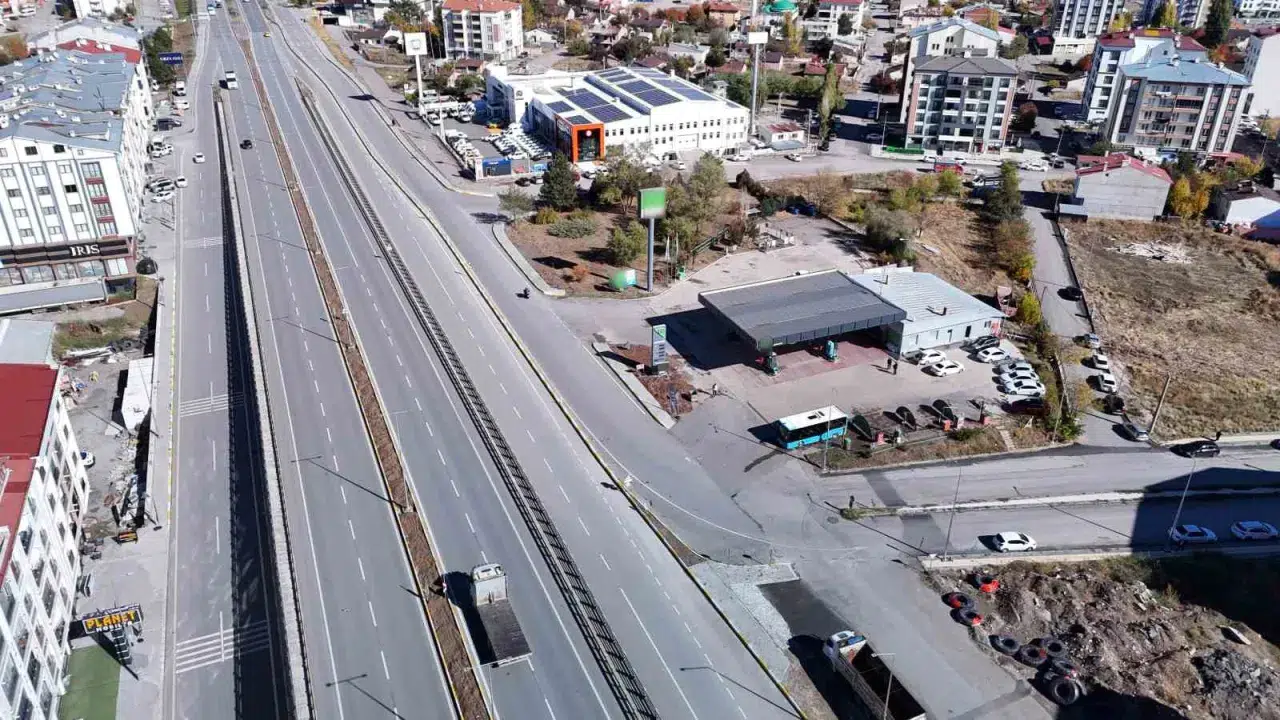 Sivas'ta Viyadük Mağduriyeti: Esnafın Umudu Uçan Araçlarda