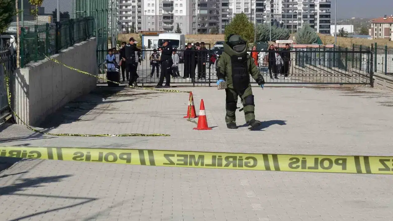 Malatya Yeşilyurt'ta Okul Yerleşkesinde Havai Fişek Rampası Paniği: Olayın Perde Arkası