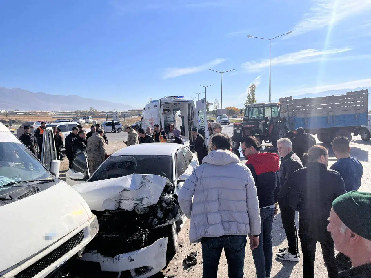 Erzincan'da Askeri Araç, Traktör, Otomobil Kazası: 2 Yaralı