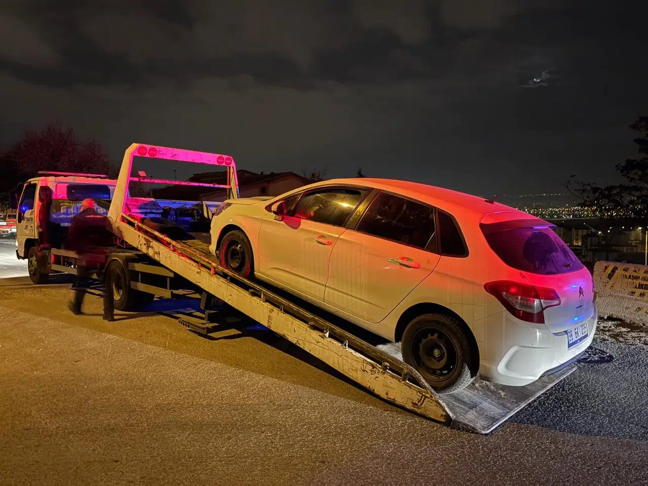 Çalıntı Otomobil Bulundu: Polisten Kaçan Ehliyetsiz Sürücü Yakalandı