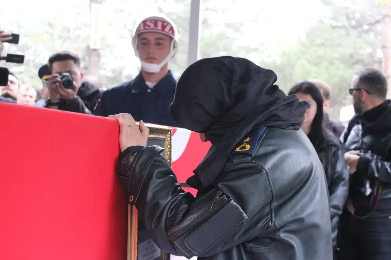 Pilot Binbaşı Nihat İlgen'in Eşi Asker Montuyla Veda Etti