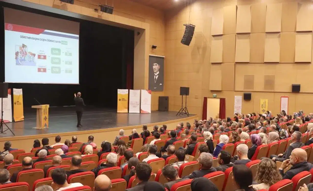 Sivas’ta “Türkiye Yüzyılı Maarif Modeli” Söyleşisi Yoğun İlgi Gördü