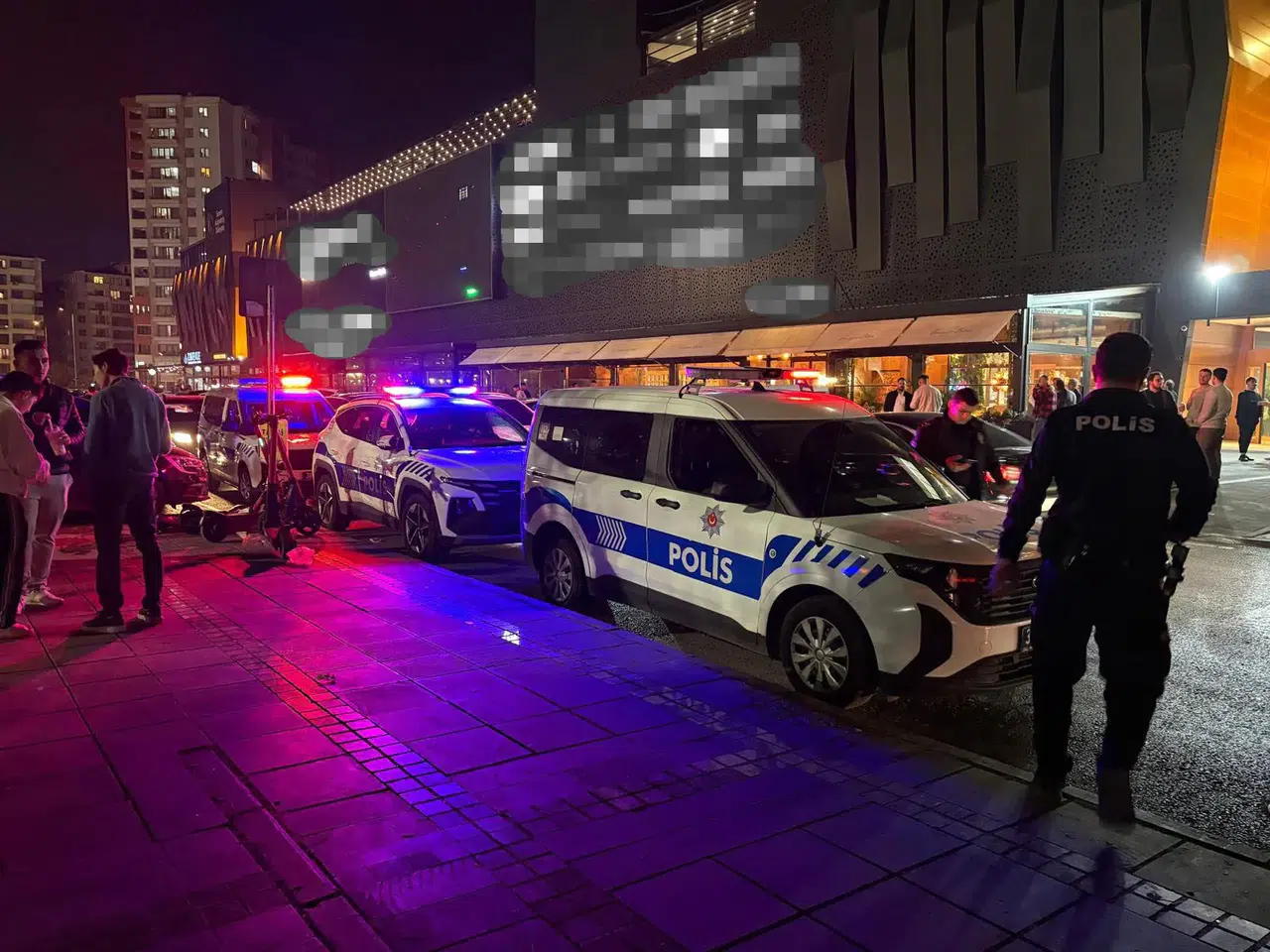 Kayseri'de AVM Önündeki Parkta Bıçaklı Kavga: 1 Yaralı