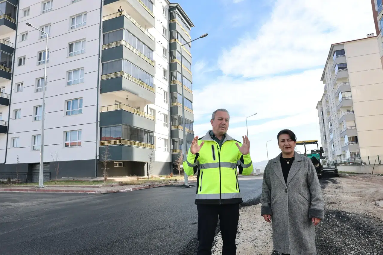 Mahalle yollarında kesintisiz asfalt atağı