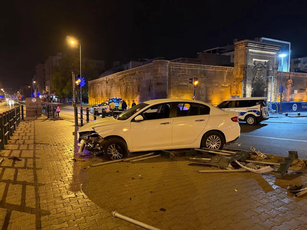 Seyir Halinde Uyuyan Sürücü Kazası: Yaya Yoluna Girdi