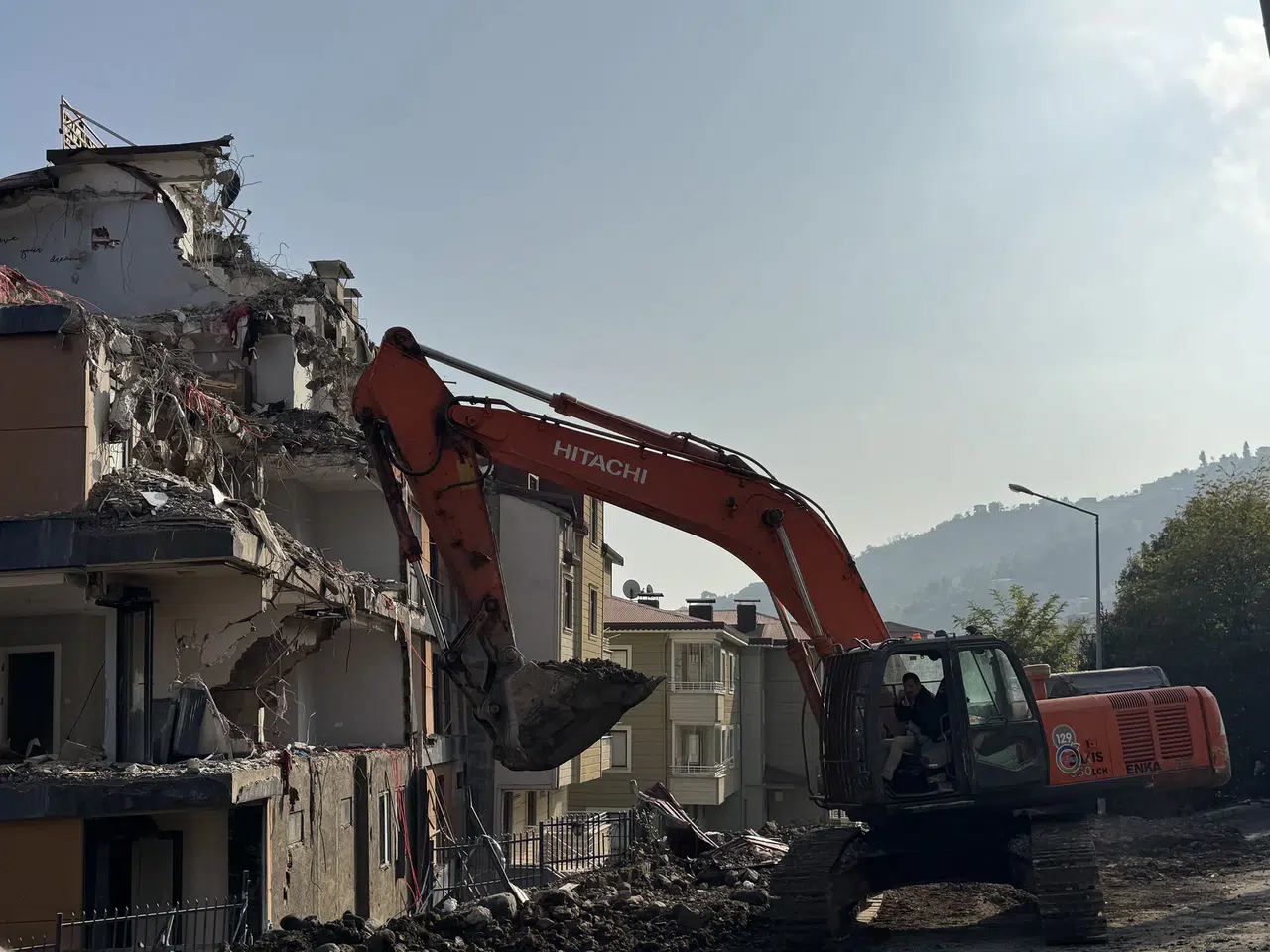 Ordu'da Zemin Kayması: Eğilen 5 Katlı Bina Yıkılıyor