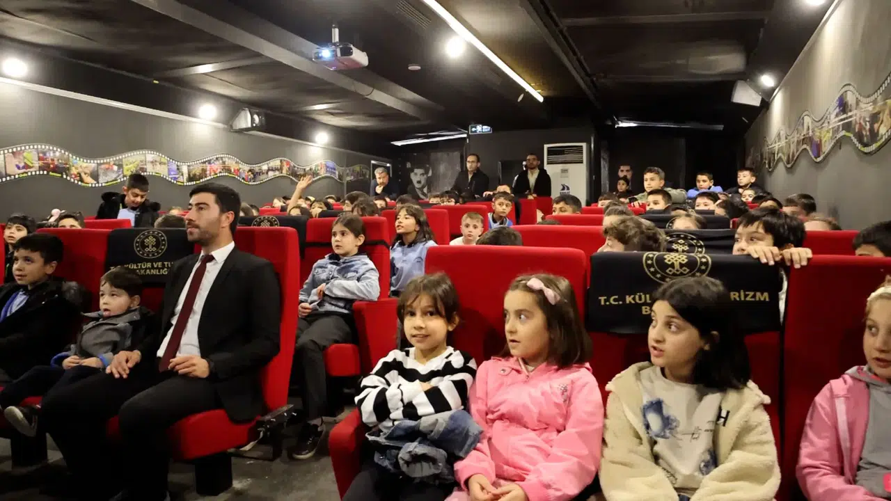 Sinema Tırı Sivas'ı Dolaşıyor: İlçe İlçe Sanat Şöleni