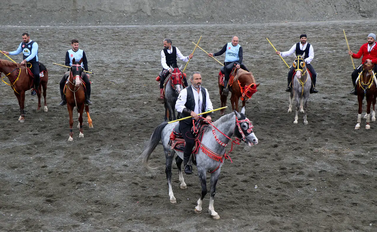Cirit Sahası'nda Ata Sporu Heyecanı: Kazanan Dostluk Oldu