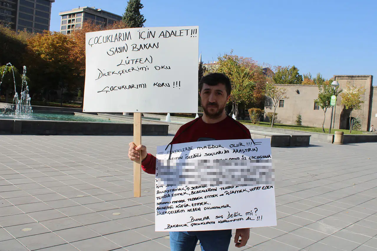 6 Yıllık Boşanma Çilesi: Baba, Parkta Tek Başına Eylem Yaptı