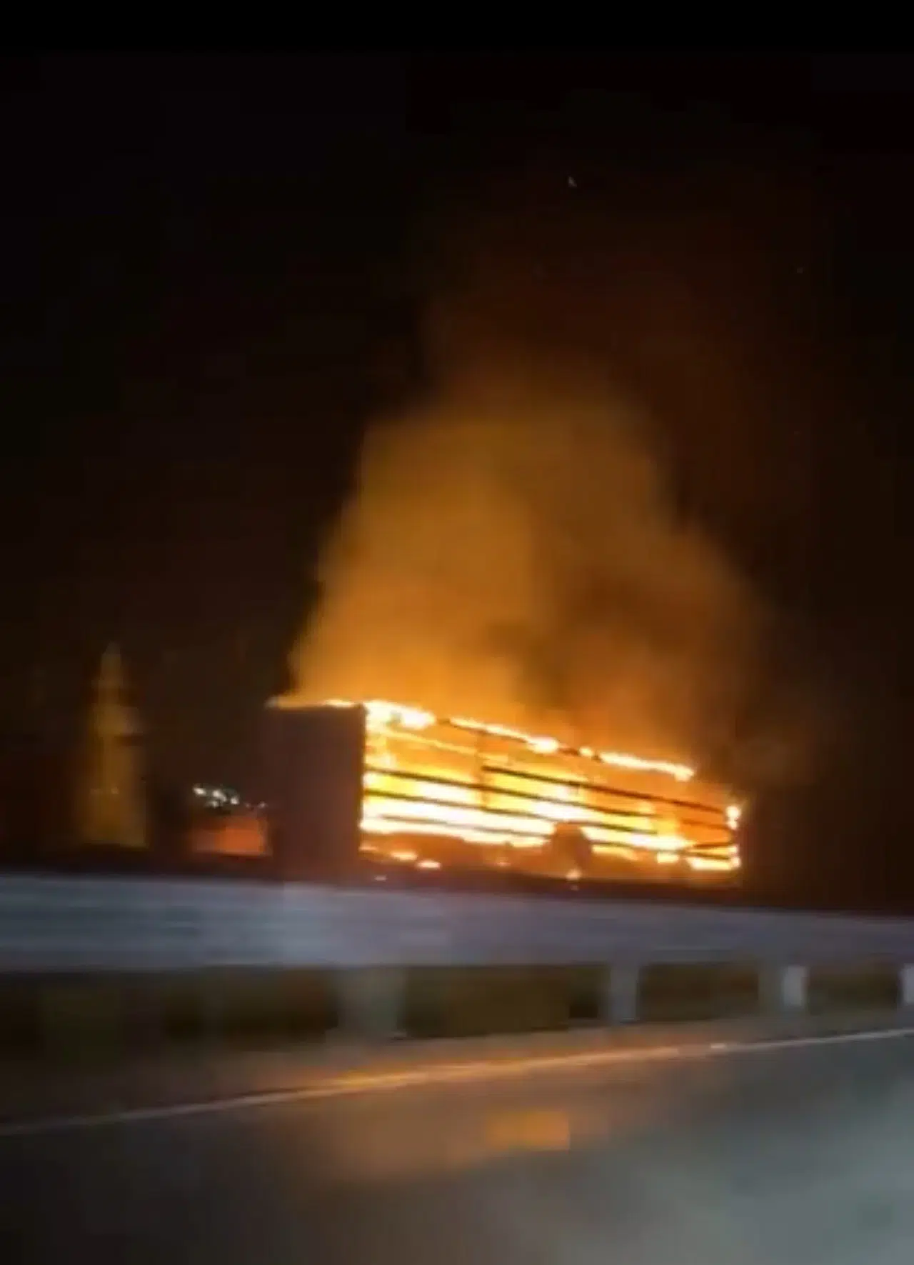 Seyir Halindeki Tır Lastiği Alev Aldı, İtfaiye Yangını Söndürdü