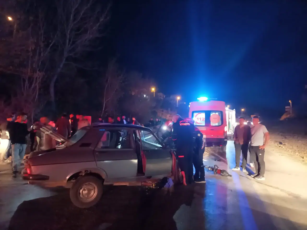 Adana'da dehşet anı! Otomobiller kafa kafaya çarpıştı