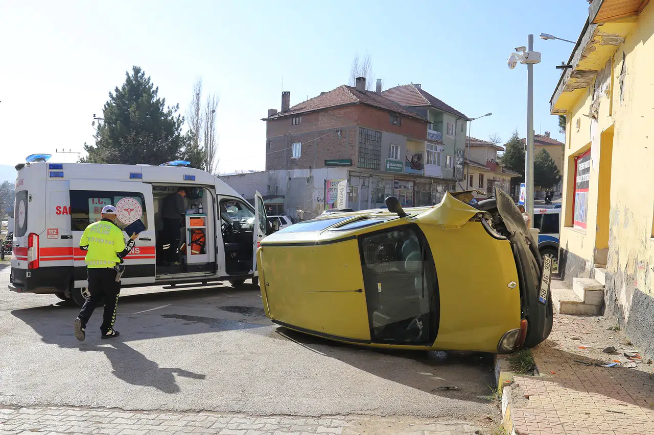 Gemerek’te Trafik Kazası Ucuz Atlatıldı