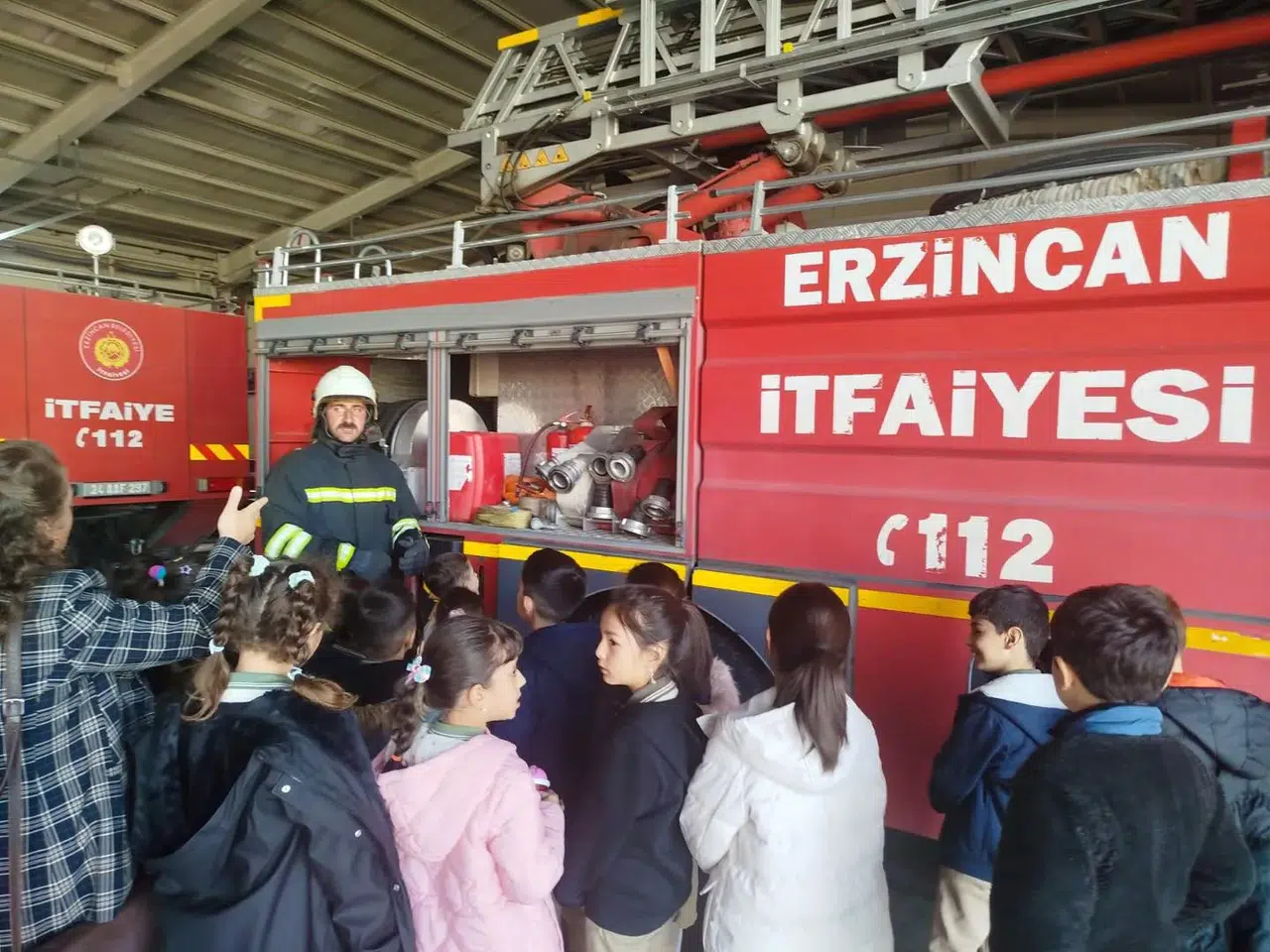 Erzincan Gazi İlkokulu Öğrencileri İtfaiyede! Eğlenerek Öğrendiler