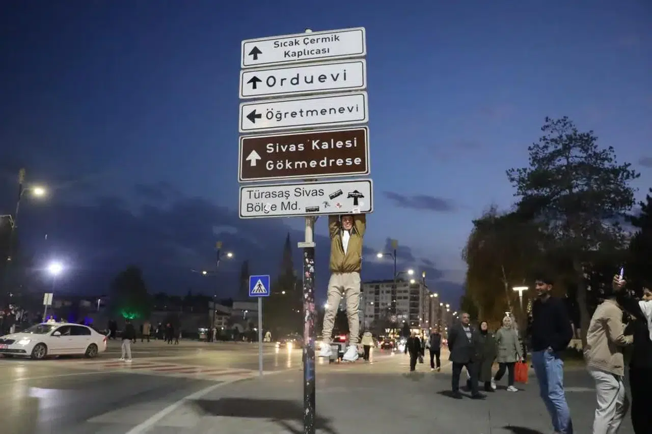 Tabelaya Asılmak Tartışma Yarattı: Sivas’ta Gençler İkiye Bölündü