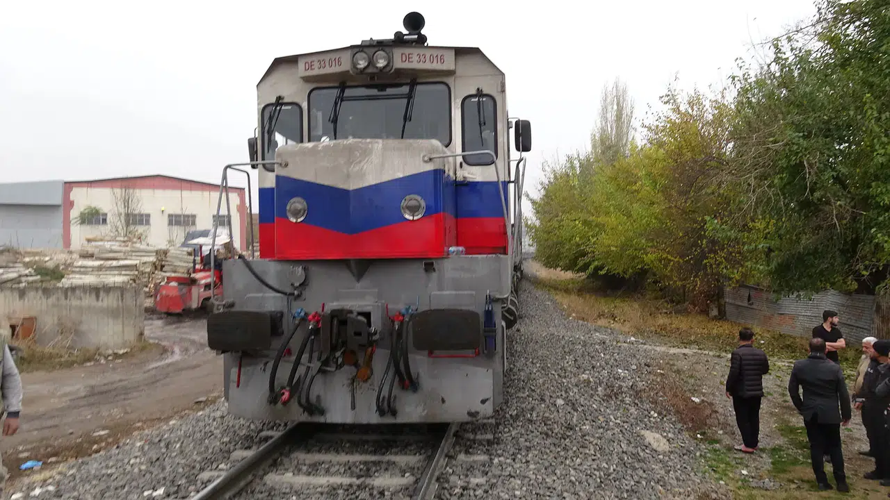 Yük Treni Kazası: Raylara Düşen Kişi Ağır Yaralandı!