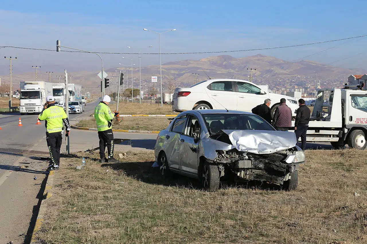 Gemerek Etlik Kavşağında Trafik Kazası: 3 Yaralı