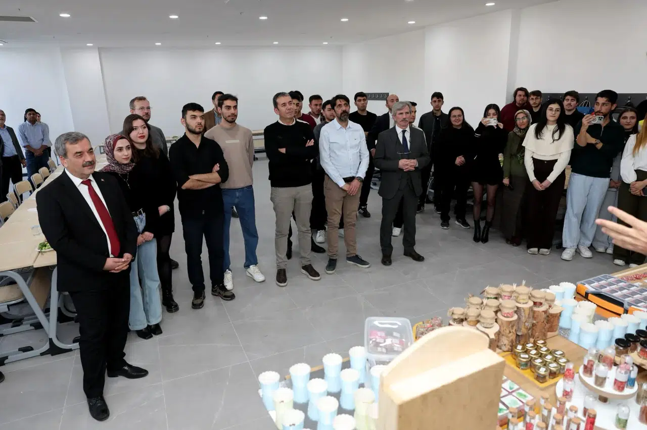 SBTÜ Öğrencileri Ürünlerini Sergileyip İkramda Bulundu