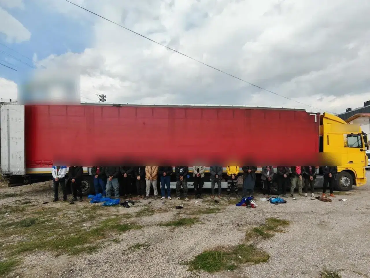 Sivas Polisi Kaçak Göçmenleri Tırın Dorsesinde Yakaladı