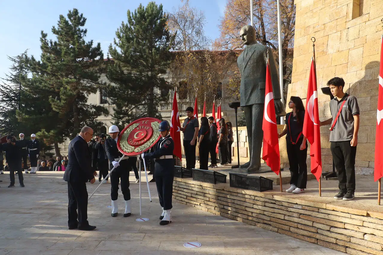 Sivas'ta 10 Kasım'da Duygusal Anlar: Hayat Ata'ya Saygı İçin Durdu