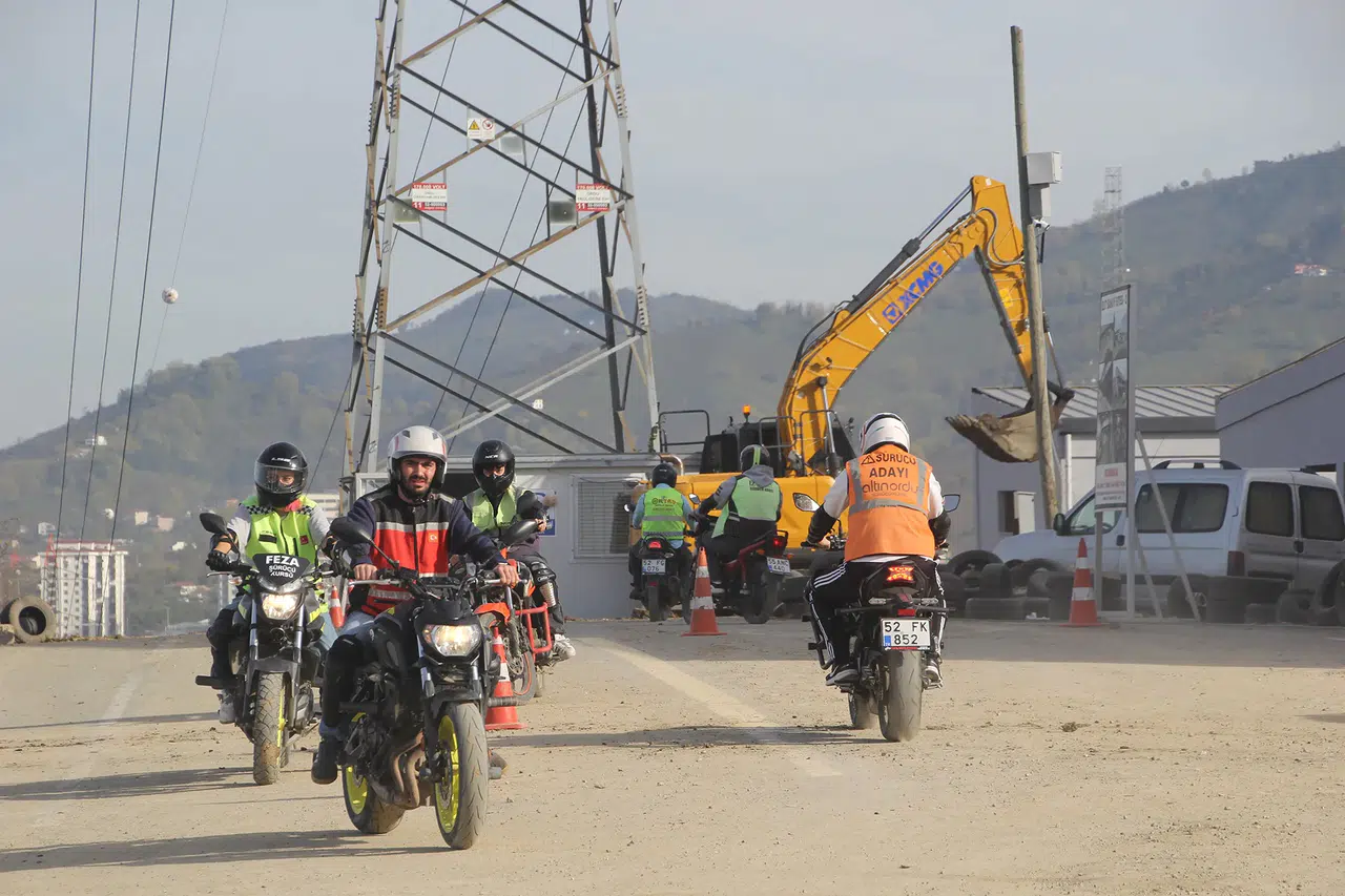 Sürücü Eğitim Pisti Şantiyeye Dönüştü: Kursiyerler Tedirgin!