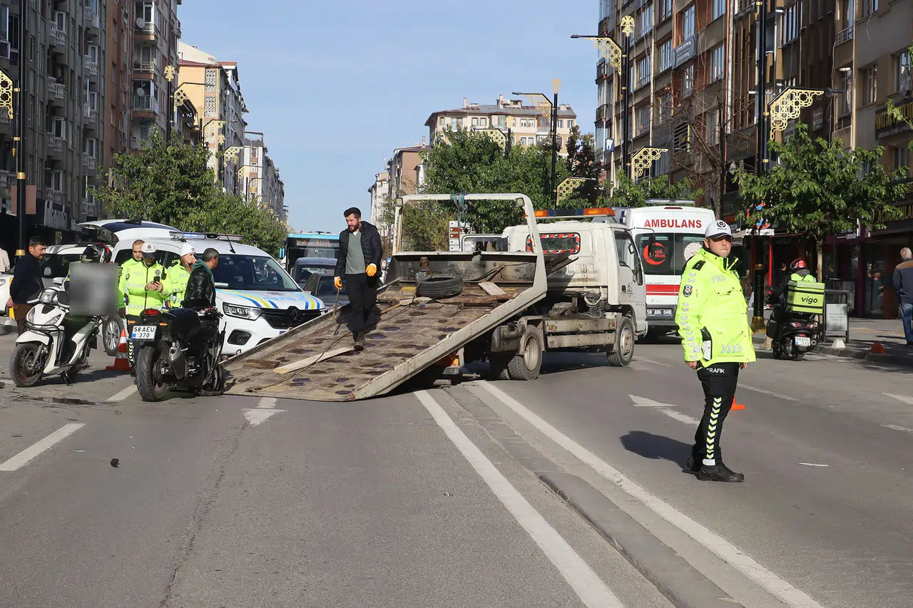 Güvenlik Kamerasında Kaza Anı: Sivas'ta 2 Motosiklet Çarpıştı