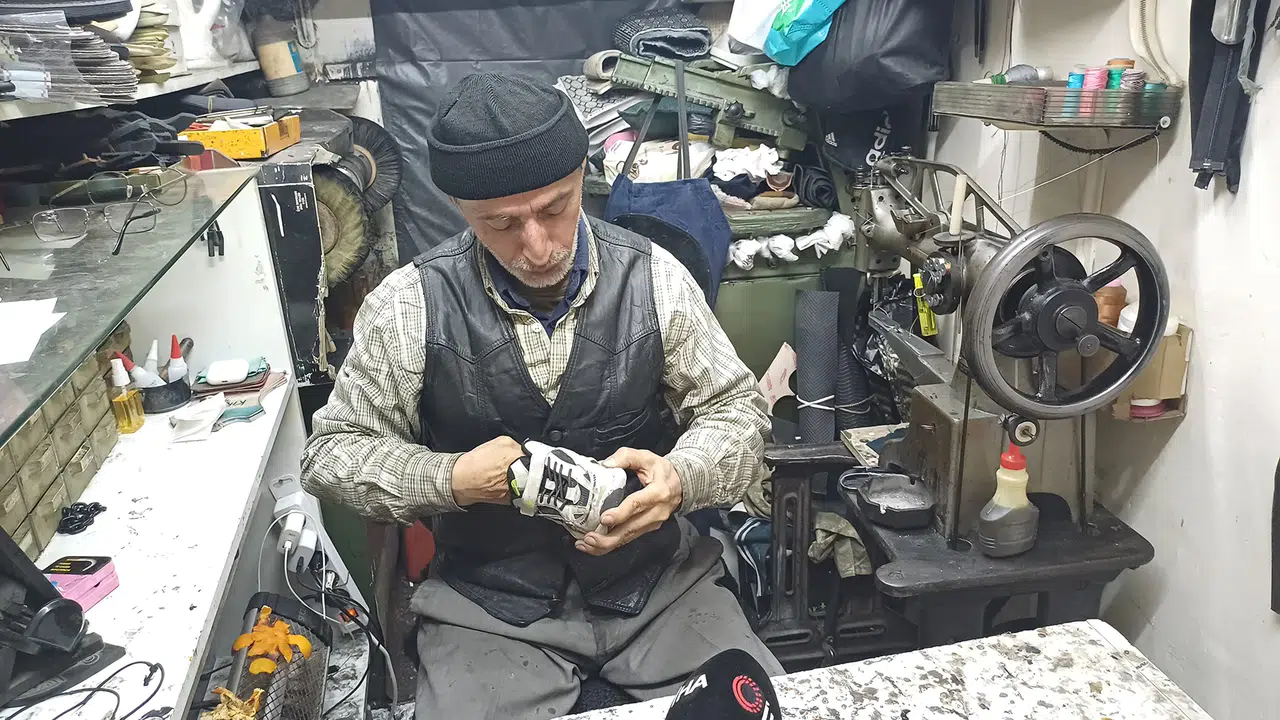 Eski Ayakkabıları Tamir Edip Yoksullara Umut Oluyor!