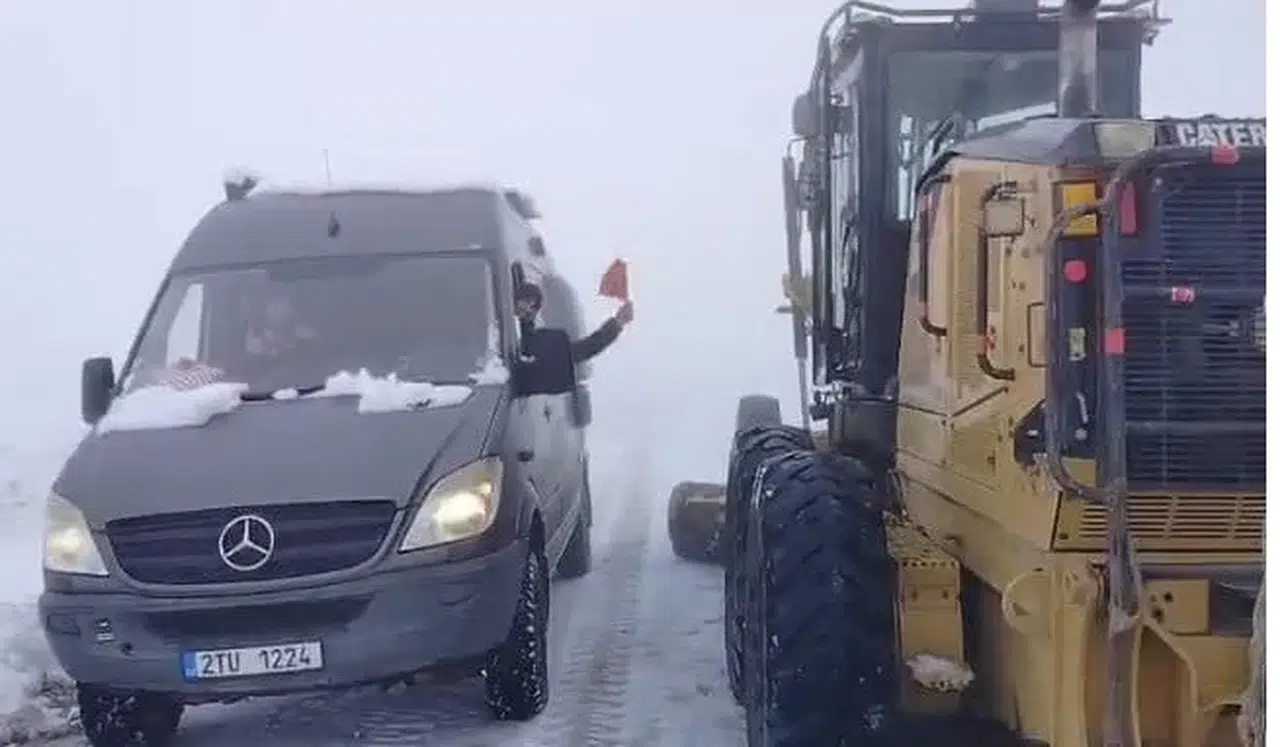Kar ve Tipide Nemrut'ta Mahsur Kalan Turistler Kurtarıldı