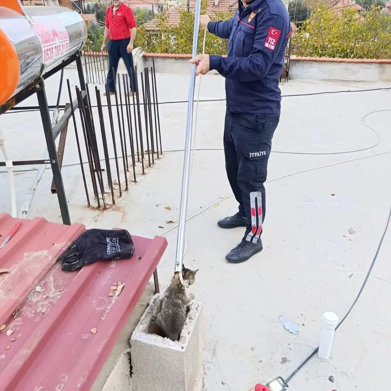 Kedi bacada, ekipler sahada!