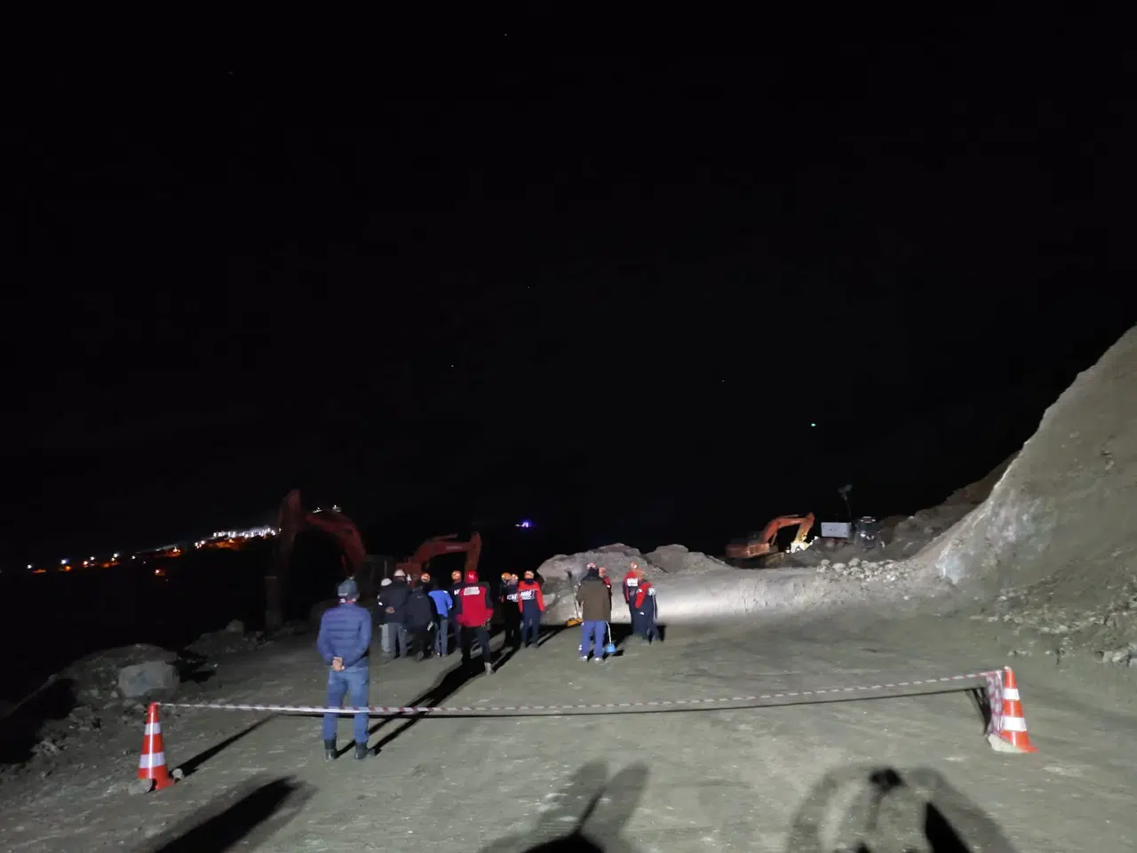 Demir Madeninde Göçük: : Toprak Kayması Kurtarmayı Engelledi