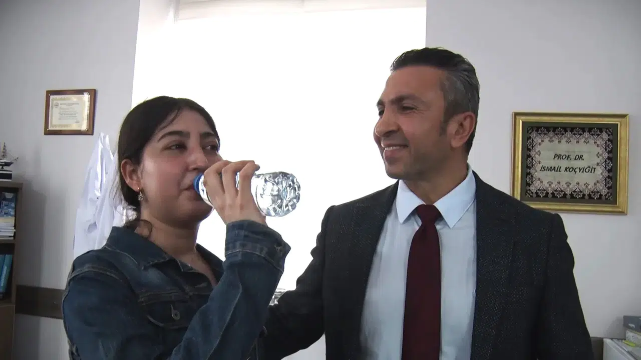 Böbrek Nakli: Anne Şefkati 18'lik Kübra'yı Hayata Bağladı