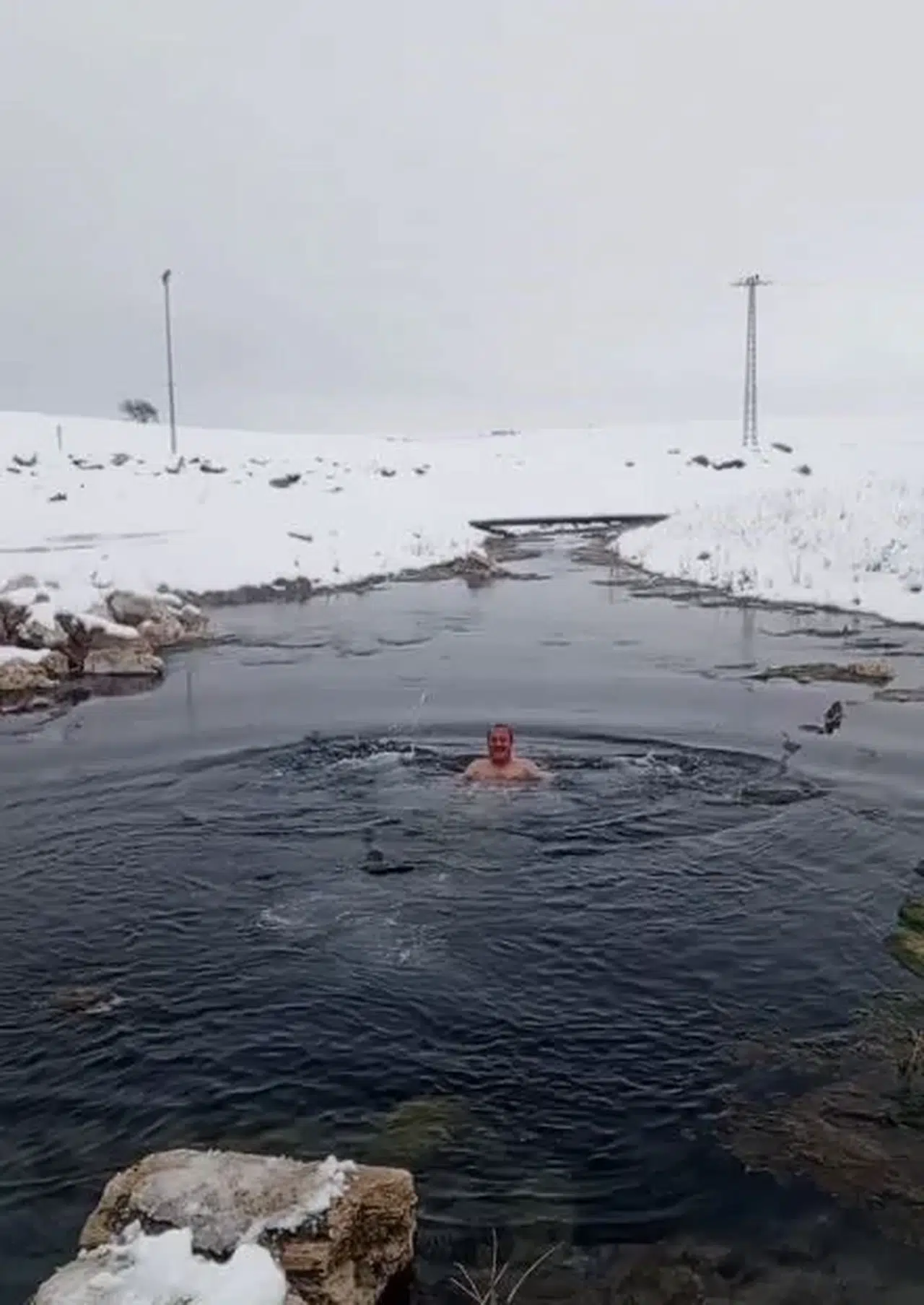 Kar Yağarken 13 Derece Tuzlu Suda Yüzdü: Görenler Şaşkına Döndü