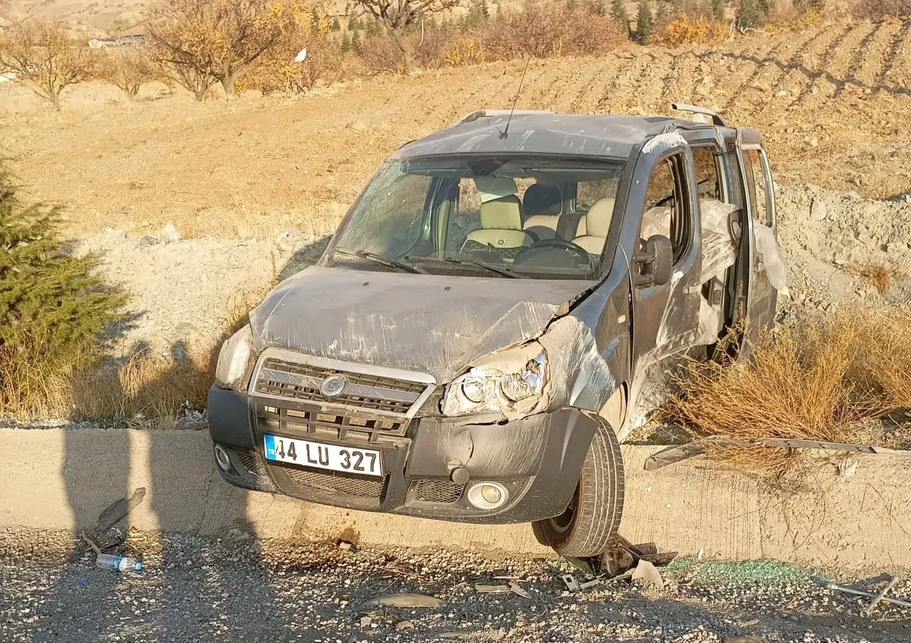 Kontrolden Çıkan Hafif Ticari Araç Su Kanalına Girdi: 1 Yaralı