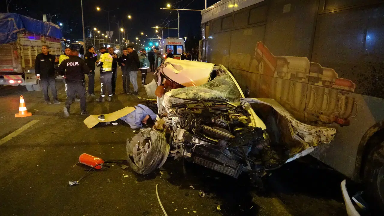 Feci Kaza: Otomobil Otobüs ve Tıra Çarptı, 2 Ölü 3 Yaralı