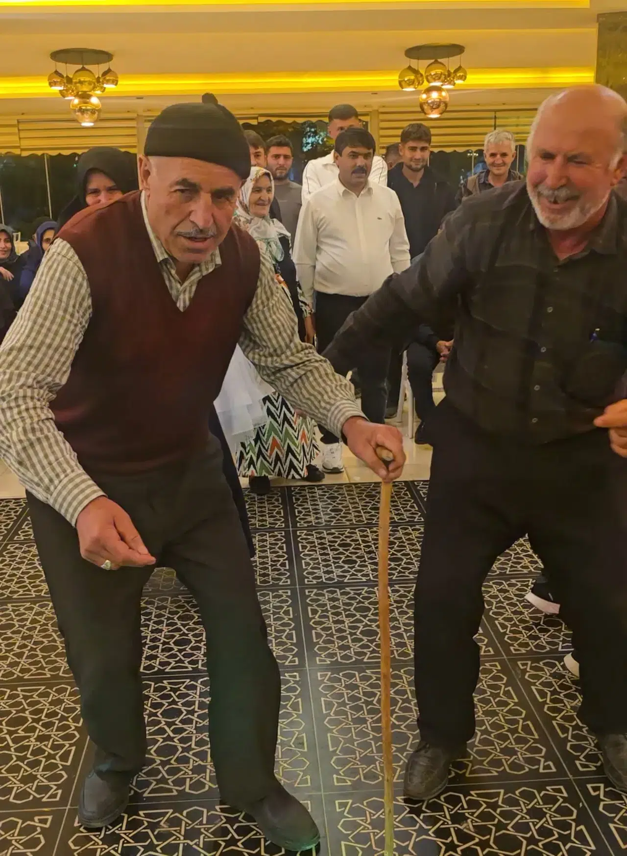 Tokat'ın İhtiyar Delikanlıları Halayda Gençlere Taş Çıkardı