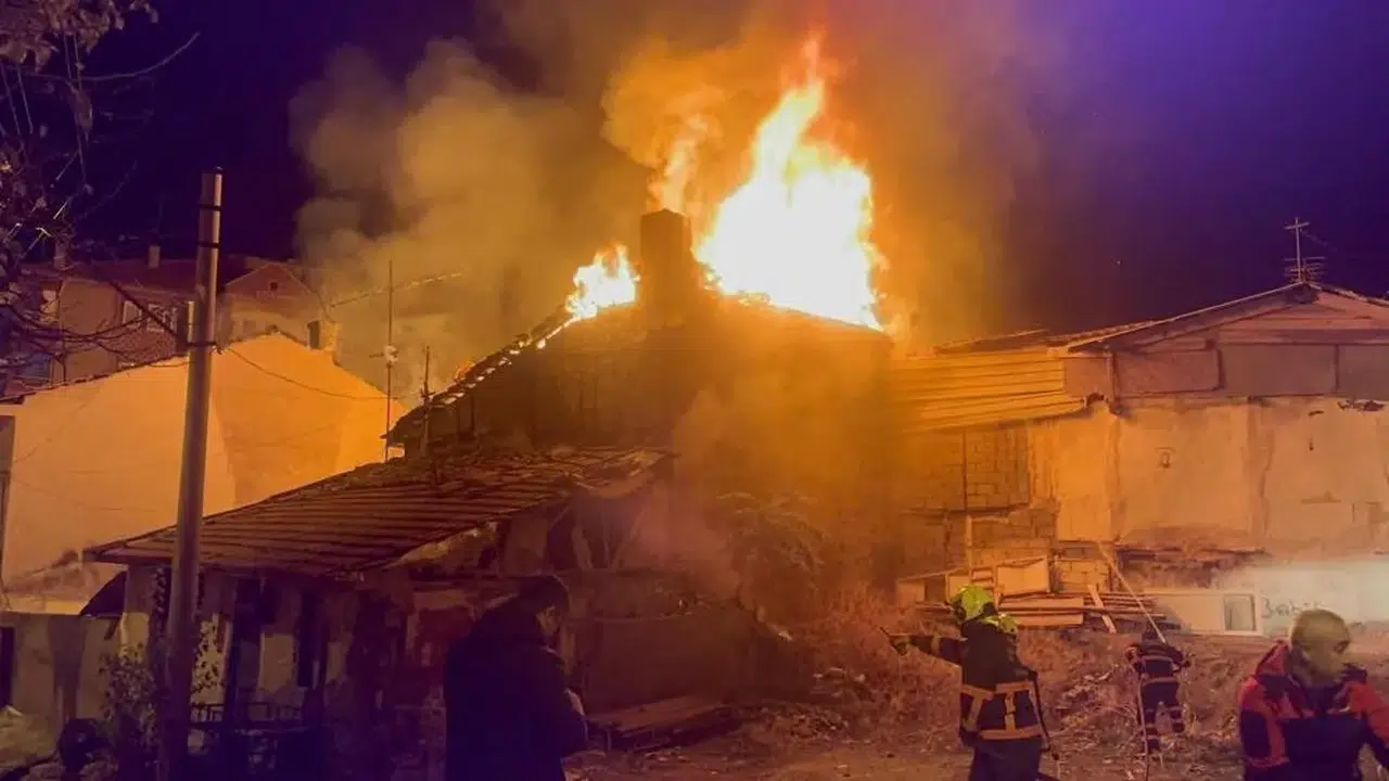 Alevler İki Evi Sardı: Yangın Kontrol Altına Alındı