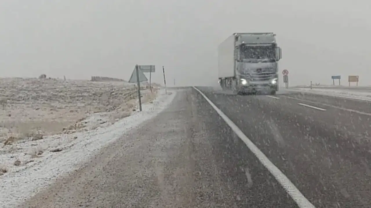 Sivas'ta Ulaşıma Kar Engeli! 50 Metreye Düştü