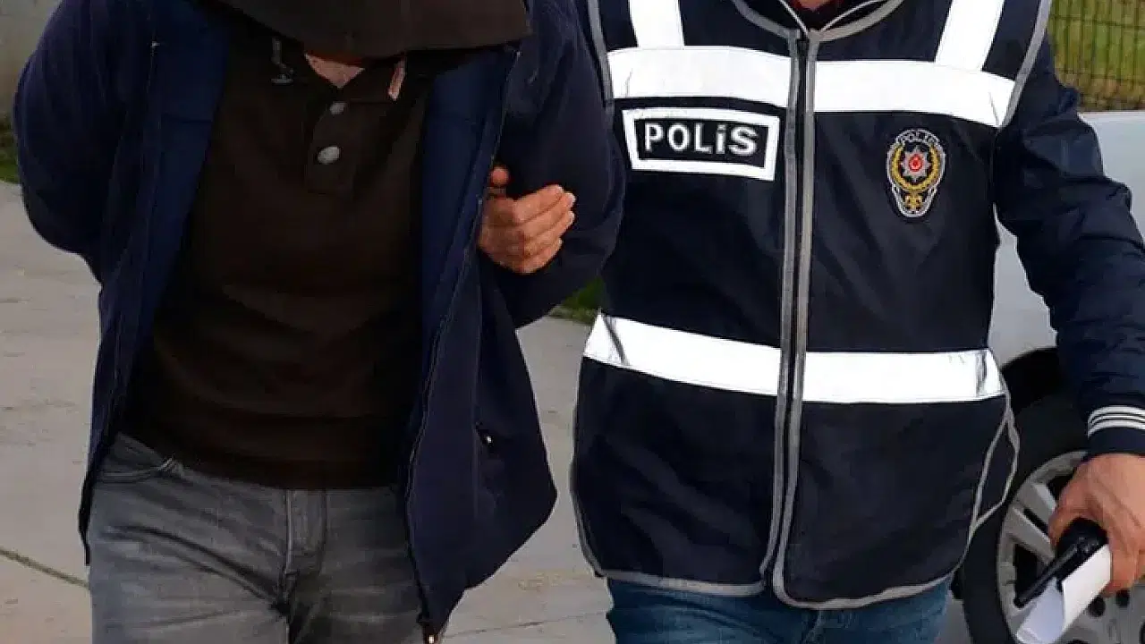 Sivas’ta çeyrek yüzyıl hapis cezası bulunan şahıs enselendi