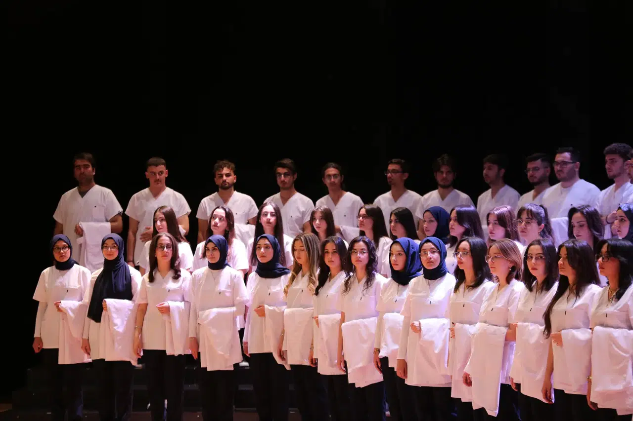 Geleceğin diş hekimleri beyaz önlükleriyle mesleğe ilk adımı attı