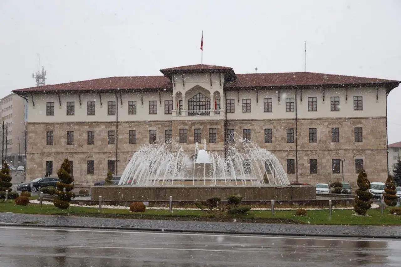 Sivas’ta Yağmur Karla Buluştu: Kent Merkezinde Kartpostallık Manzaralar