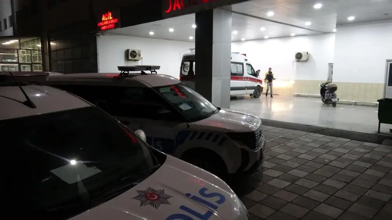 Tartışma Büyüdü, Bıçaklar Çekildi: 2 Kişi Yaralandı