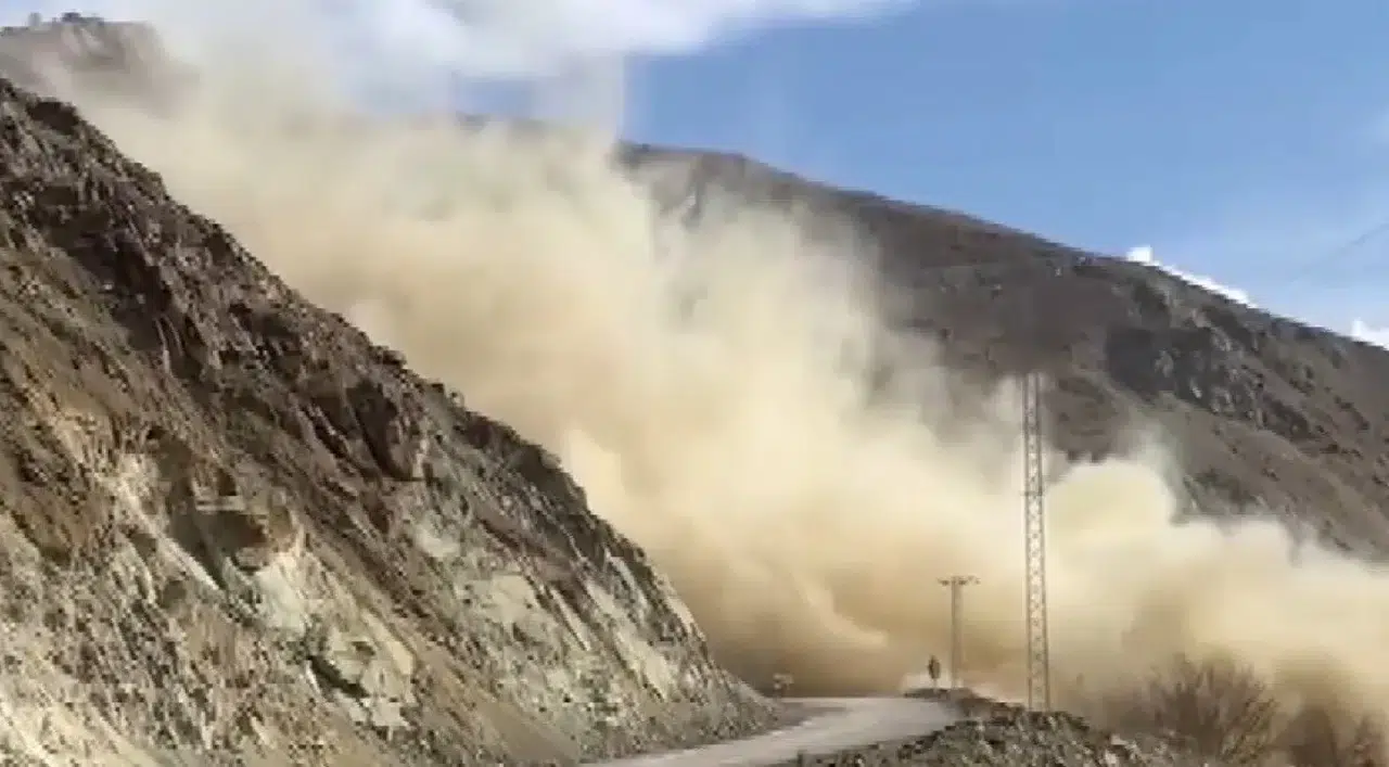 Dinamitle Kontrollü Patlatma: Tehlikeli Kayalar Temizlendi