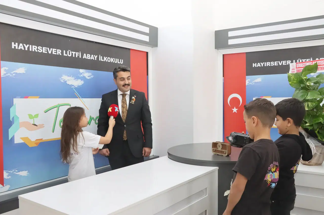 Türkiye’nin İlk Öğrenci Haber Kanalı Tomurcuk TV’ye Müdür Erdoğan’dan Destek