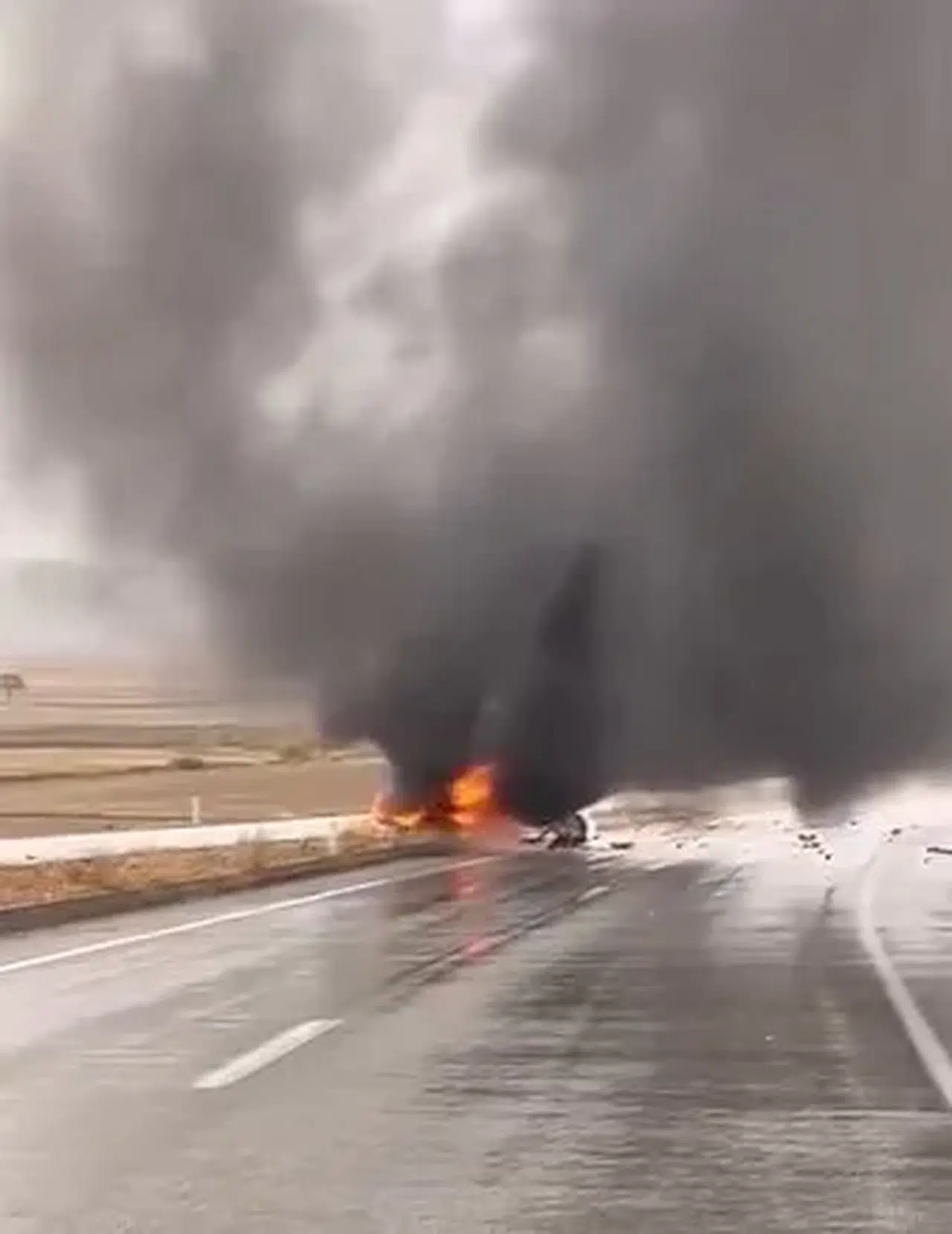 Yağmur Kurbanı: Kaygan Yolda Kontrolden Çıkan Araç Yandı
