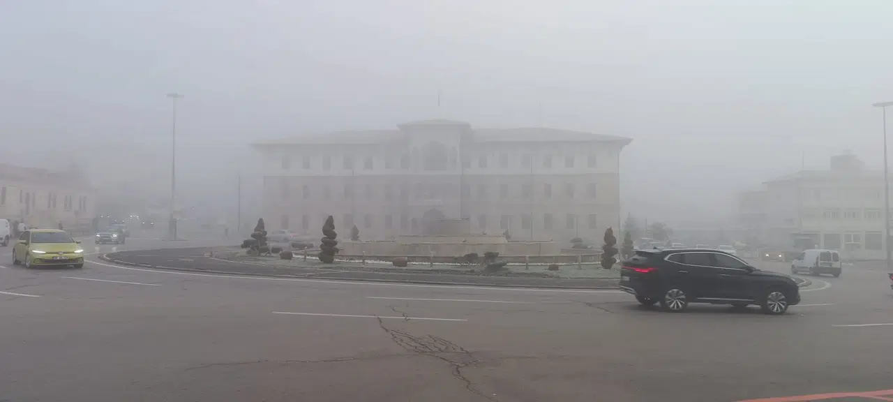 Sivas Yoğun Sis Altında: Görüş Mesafesi 10 Metreye Düştü
